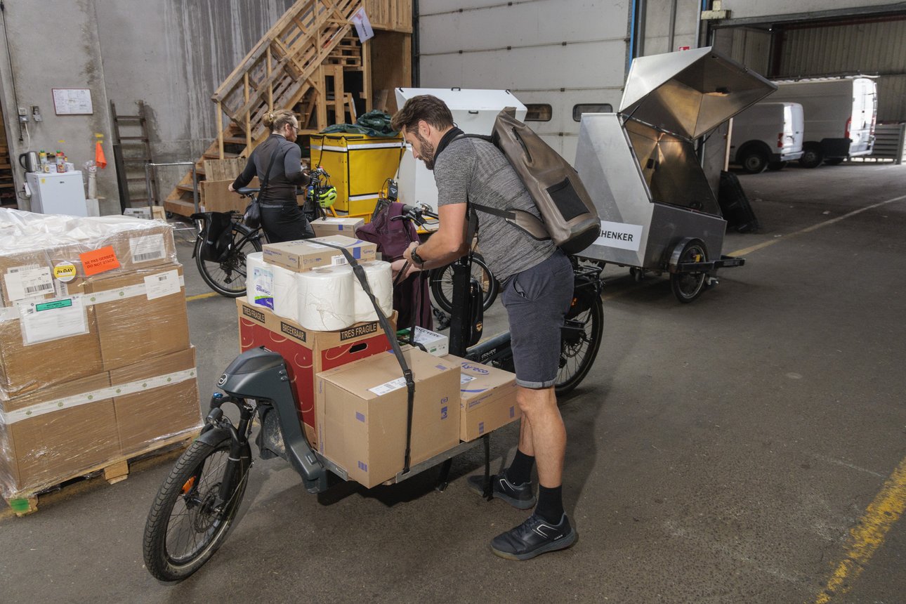 Les remorques des vélos cargos sont couvertes ou non en fonction de la météo. Les coursiers de Metz en pleine préparation de leurs vélos pour les livraisons du jour