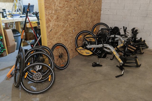 Les vélos Graoulib en attente de réparation dans l'atelier de maitenance