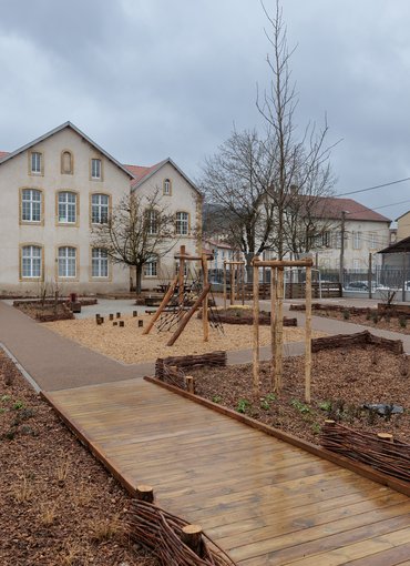 un espace repensé dans la cour d'école d'ars sur moselle