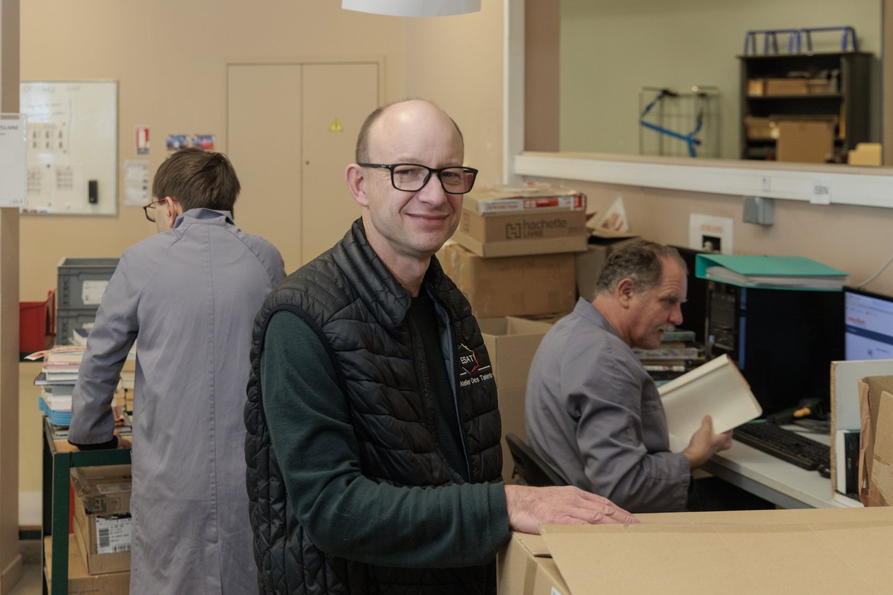 Christophe Varela, moniteur d’atelier, encadre l’activité de tri de livres