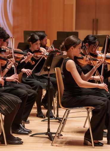 Des élèves du CRR performent lors d'une représentation. Les élèves jouent du violon.