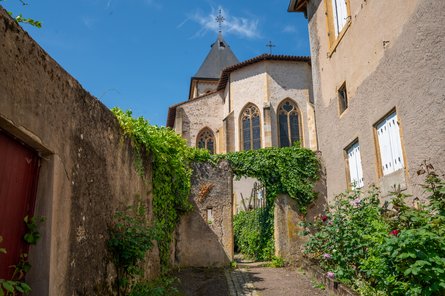 Eglise Saint Remy à Vaux, vue depuis une rue étroite
