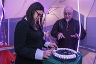 instrument de musique adapté sphérique, un professeur explique à une dame comment utiliser l'instrument