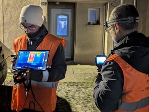 Pendant une balade thermographique, demonstration des déperditions d'énergie grâce à une caméra thermique et un écran