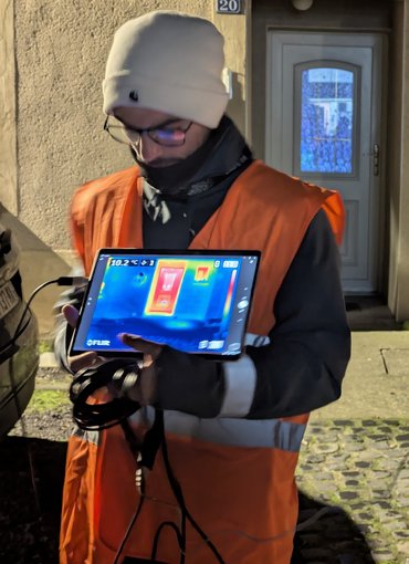Pendant une balade thermographique, demonstration des déperditions d'énergie grâce à une caméra thermique et un écran