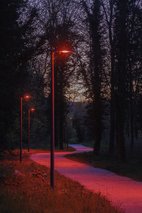 Nouveau système d'éclairage rouge le long des berge de Moselle