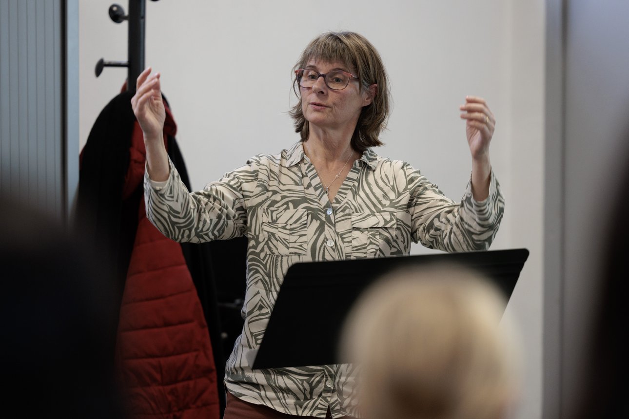 Annick Hoerner dirige les choristes du conservatoire pour le chant messin