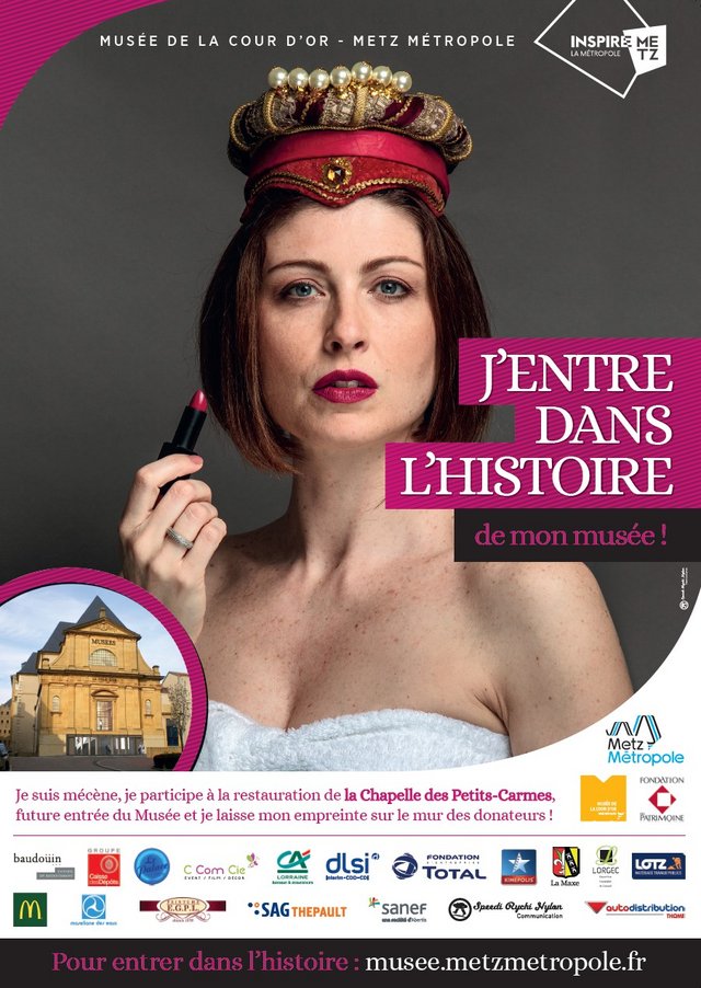 Affiche j'entre dans l-histoire, une campagne de mécénat de l'eurométropole de Metz pour le musée de la cour d'or avec une femme au centre