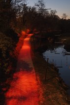 Nouveau système d'éclairage rouge le long des berge de Moselle