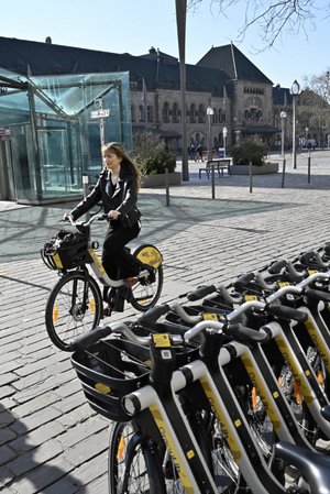 Jeune femme sur un vélo graoulib'