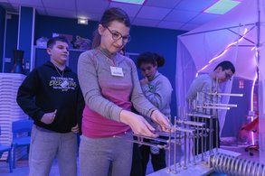 une enfant en situation de handicap essaie un instrument de musique adaptée