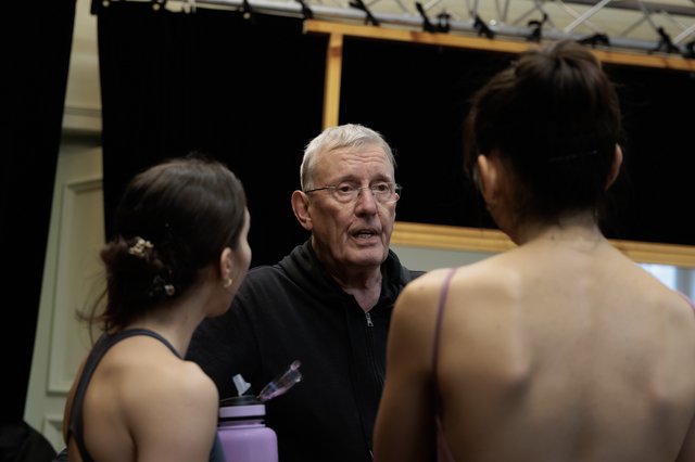 Nils Christe avec les danseuses, pendant les répétitions de SYNC et PURCELL PIECE