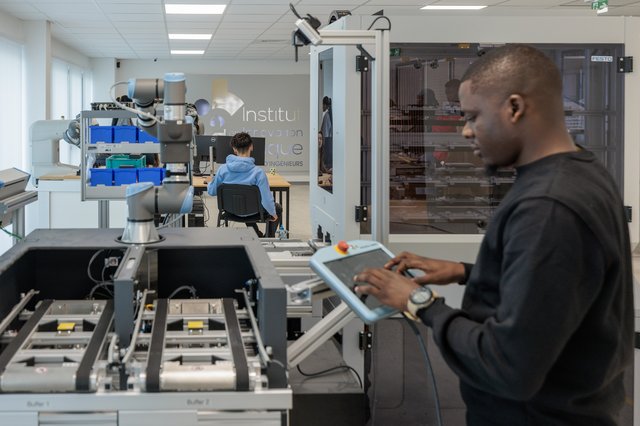 Etudiants dans les locaux de l'I2L