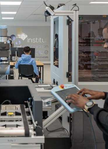 Etudiants dans les locaux de l'I2L