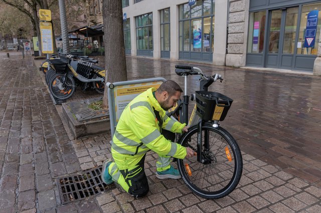Maintenance d'un vélo graoulib sur une borne de dépannage