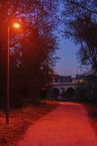 Nouveau système d'éclairage rouge le long des berge de Moselle