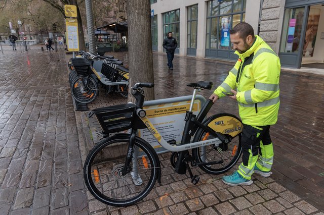 Maintenance d'un vélo graoulib sur une borne de dépannage