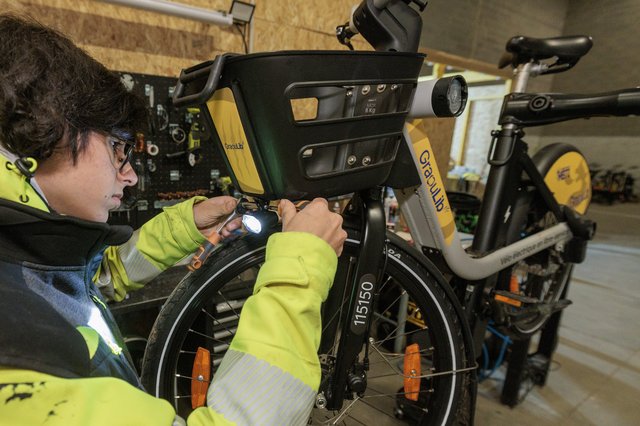 Un homme entretien un vélo Graoulib dans un atelier de maintenance